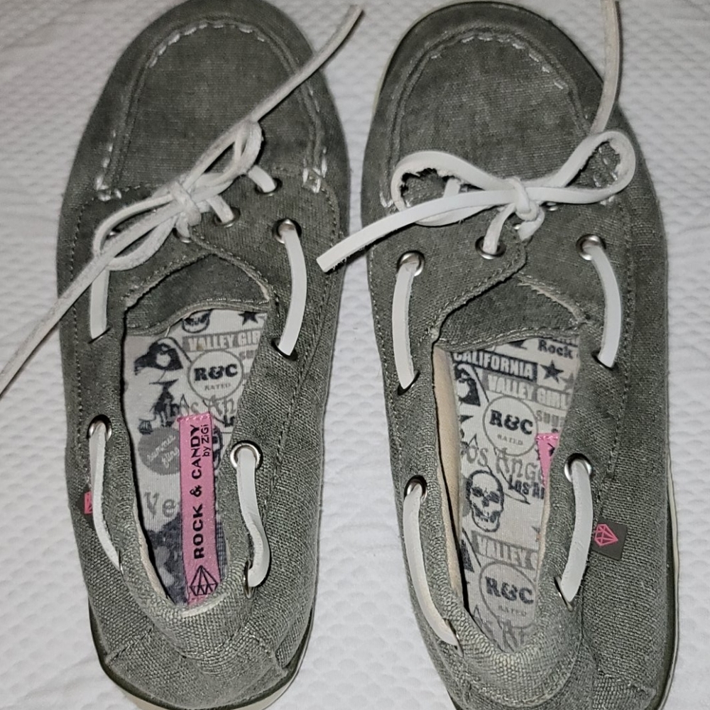 Shoes size 9 fits like  a 7.5